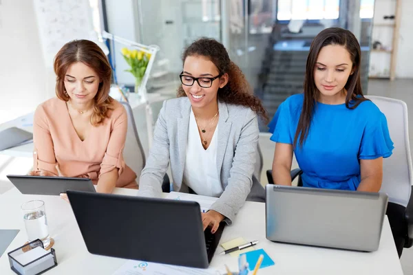 女企业家与平板电脑和笔记本电脑在办公室 — 图库照片