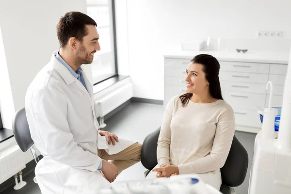 Dokter gigi berbicara dengan pasien wanita di klinik gigi — Stok Foto