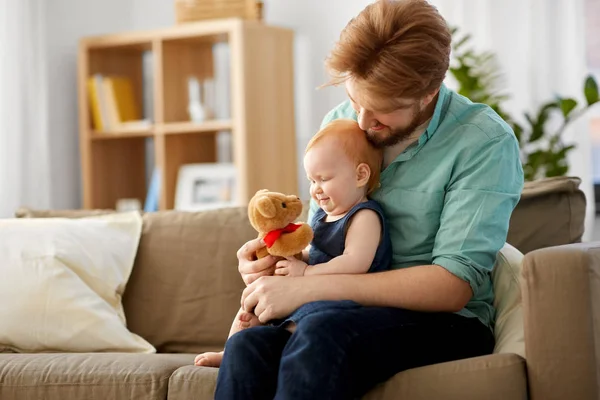 Father and baby daughter with teddy bear at home — Stock Photo, Image