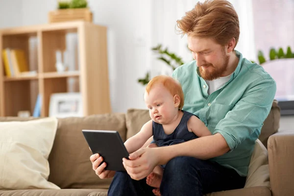 Vader en baby dochter met tablet pc thuis — Stockfoto