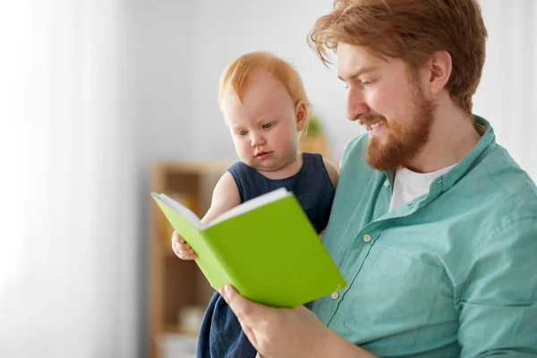 Padre e hija bebé con libro en casa — Foto de Stock