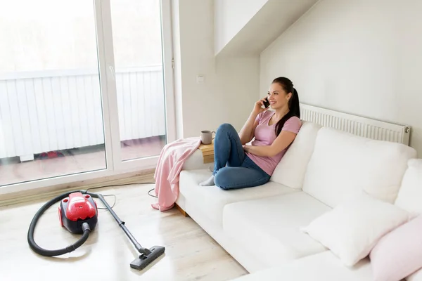 Mujer llamando por teléfono inteligente después de limpiar su casa —  Fotos de Stock