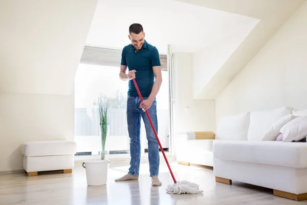 Adam paspas ve kova kat evde temizlik — Stok fotoğraf