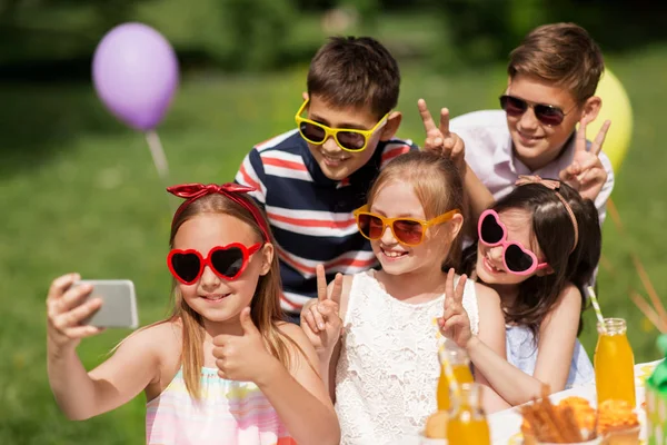 Crianças felizes tomando selfie na festa de aniversário — Fotografia de Stock