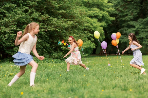 Счастливые девушки играют в игру тегов на дне рождения — стоковое фото