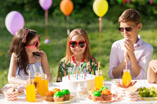 Šťastné děti s dortem na narozeninovou oslavu v létě — Stock fotografie
