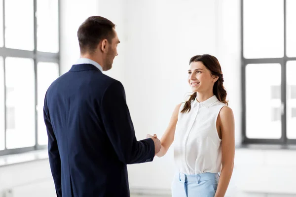 Mujer de negocios y hombre de negocios dan la mano — Foto de Stock