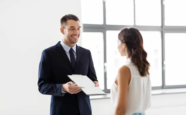 Realtor showing contract document to customer — Stock Photo, Image