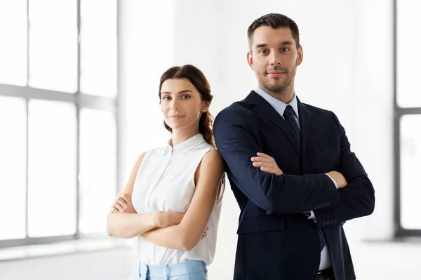 Sonriente mujer de negocios y hombre de negocios en la oficina —  Fotos de Stock