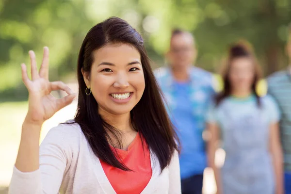 Groep gelukkig internationale vrienden buiten — Stockfoto