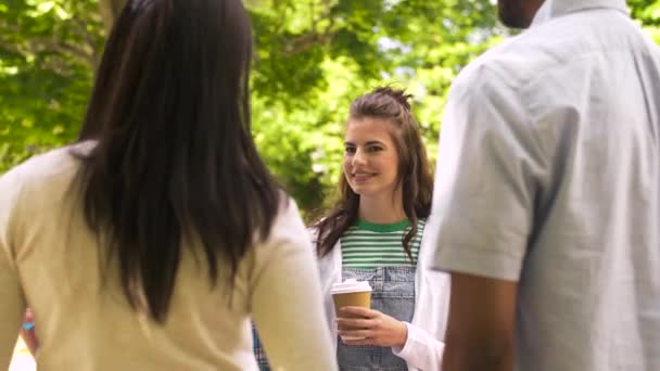 Happy vrienden koffie drinken en praten buiten — Stockvideo