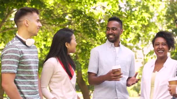 Счастливые друзья пьют кофе и разговаривают на открытом воздухе — стоковое видео