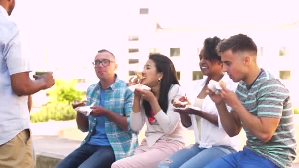 Amigos comiendo pizza y sándwiches en el parque — Vídeo de stock