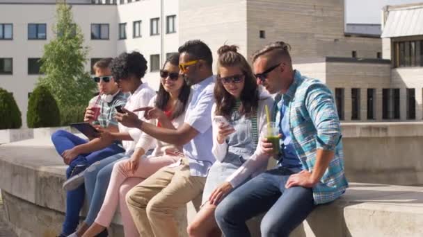 Студенты со смартфонами и планшетным ПК в городе — стоковое видео