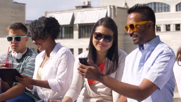 Estudiantes con smartphones y tablet pc en la ciudad — Vídeo de stock