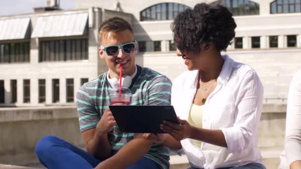 Amigos con bebida y tableta PC en la ciudad — Vídeos de Stock