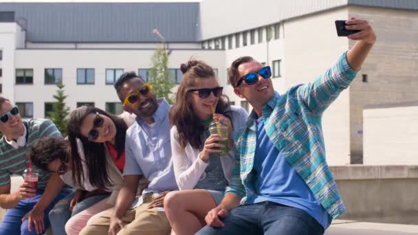 Amigos tomando selfie por smartphone na cidade — Vídeo de Stock