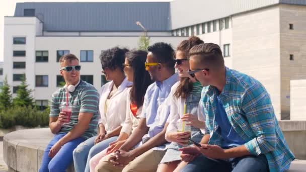 Amigos tomando selfie por teléfono inteligente en la ciudad — Vídeo de stock