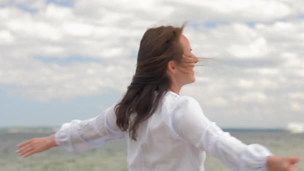 Glücklich lächelnde Frau, die Spaß am Sommerstrand hat — Stockvideo