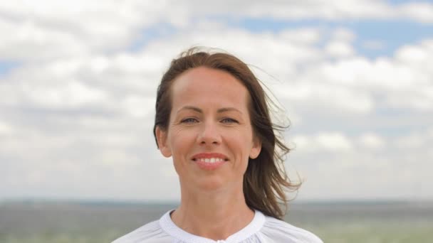 Portret van gelukkig lachende vrouw op zomer-strand — Stockvideo