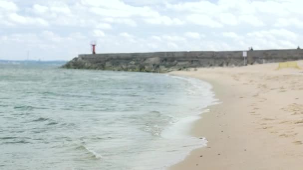 Пляж с причалом на берегу Балтийского моря — стоковое видео