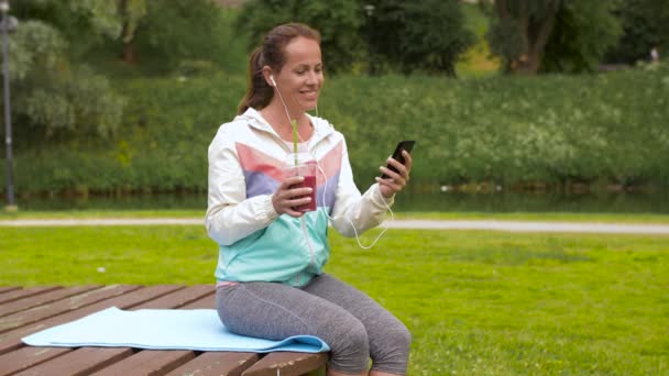 Mujer con smartphone y agitar escuchando música — Vídeos de Stock