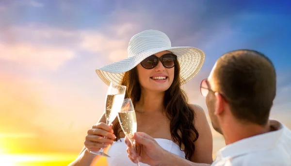 Smiling couple drinking champagne on picnic — Stock Photo, Image