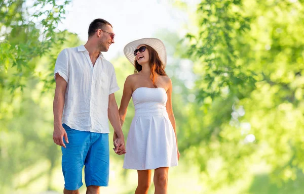Szczęśliwa para na wakacje spacery trzymając ręce — Zdjęcie stockowe