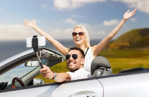 Viagem Rodoviária Tecnologia Conceito Viagem Casal Feliz Dirigindo Carro Conversível — Fotografia de Stock