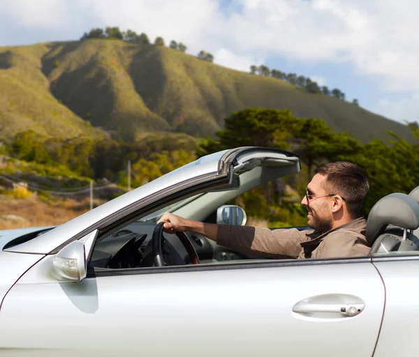 Homem feliz dirigindo carro conversível — Fotografia de Stock