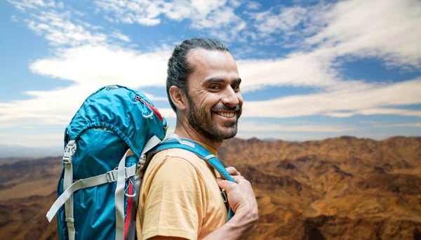 Sorrindo homem com mochila sobre grandes colinas canyon — Fotografia de Stock