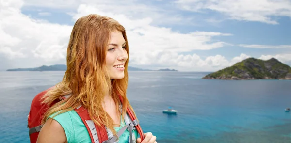 Mujer feliz con mochila sobre seychelles isla —  Fotos de Stock