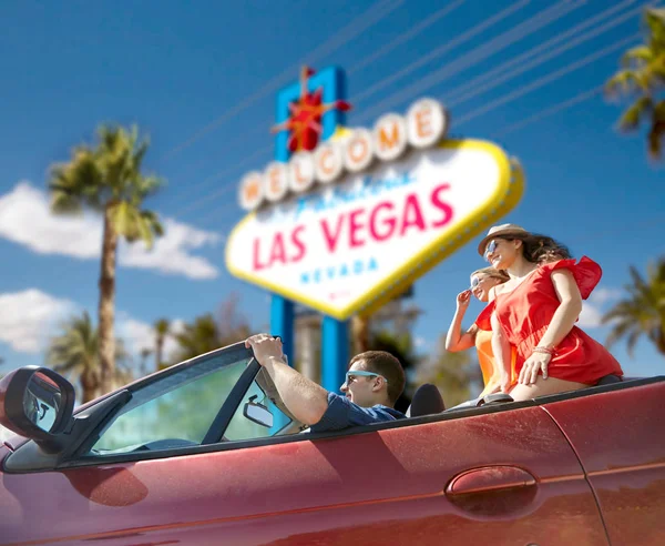 Amis conduisant en voiture convertible à las vegas — Photo