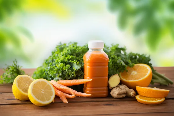 Botella con jugo de zanahoria, frutas y verduras —  Fotos de Stock