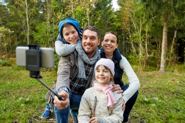 Foto rodinné pořizování selfie stick venku — Stock fotografie