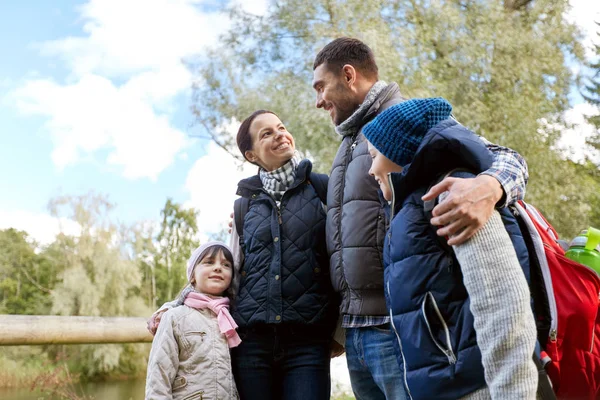 Famille heureuse avec sacs à dos randonnée — Photo