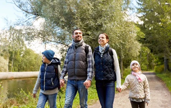 Familie mit Rucksack wandert oder geht im Wald spazieren — Stockfoto