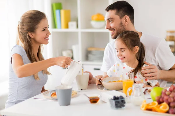 Mutlu aile kahvaltısını evde yapıyor. — Stok fotoğraf
