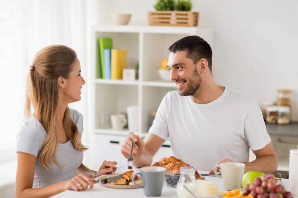 Happy couple having breakfast at home — Stock Photo, Image