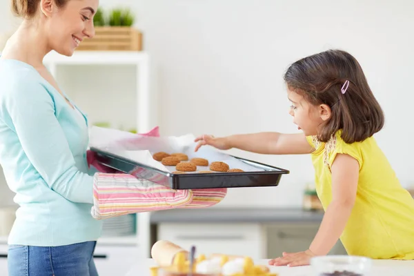 Familjen Matlagning Och Människor Koncept Lycklig Mamma Hålla Facket Cookies — Stockfoto