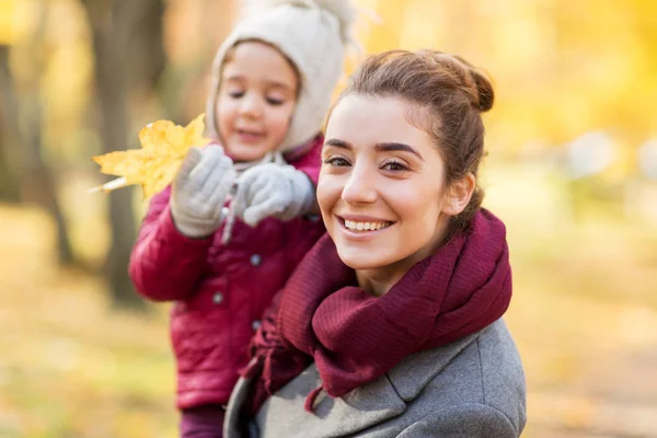 Lycklig mamma med lilla dotter på hösten park — Stockfoto