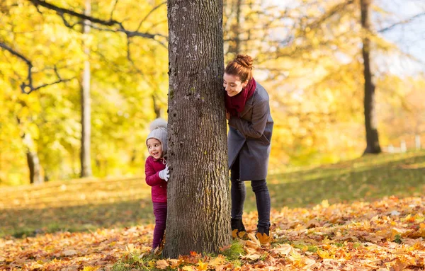 Šťastný matka a malou dceru na podzimní park — Stock fotografie