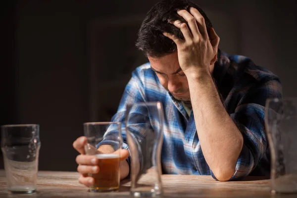 Alkoholiker trinkt nachts Bier aus Glas — Stockfoto