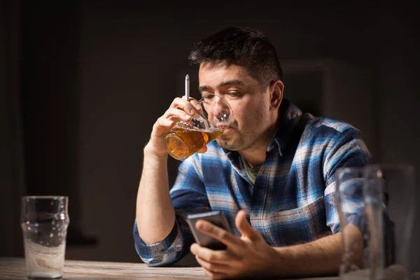 Homem com telefone celular beber álcool e fumar — Fotografia de Stock