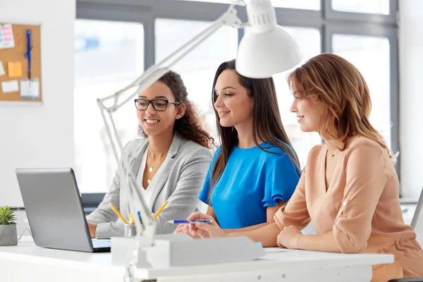 Las mujeres de negocios con el ordenador portátil trabajando en la oficina — Foto de Stock