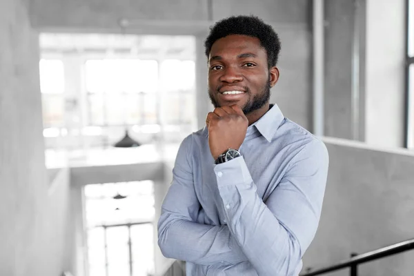 Sonriente empresario afroamericano en la oficina — Foto de Stock