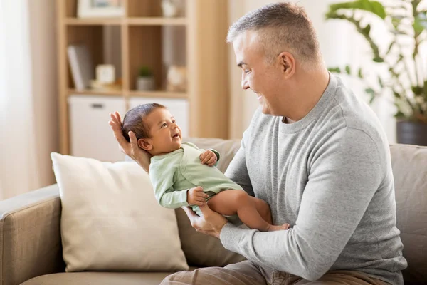 Gelukkig vader met kleine babyjongen thuis — Stockfoto