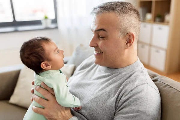 Gelukkig vader met kleine babyjongen thuis — Stockfoto