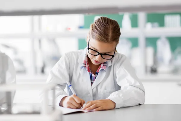 Mädchen studiert Chemie im Schullabor — Stockfoto