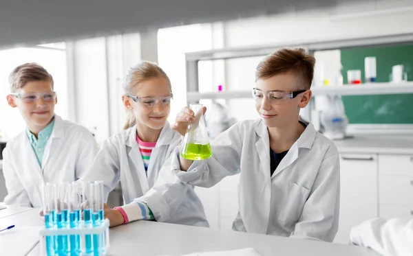 Дети с пробирками изучают химию в школе — стоковое фото